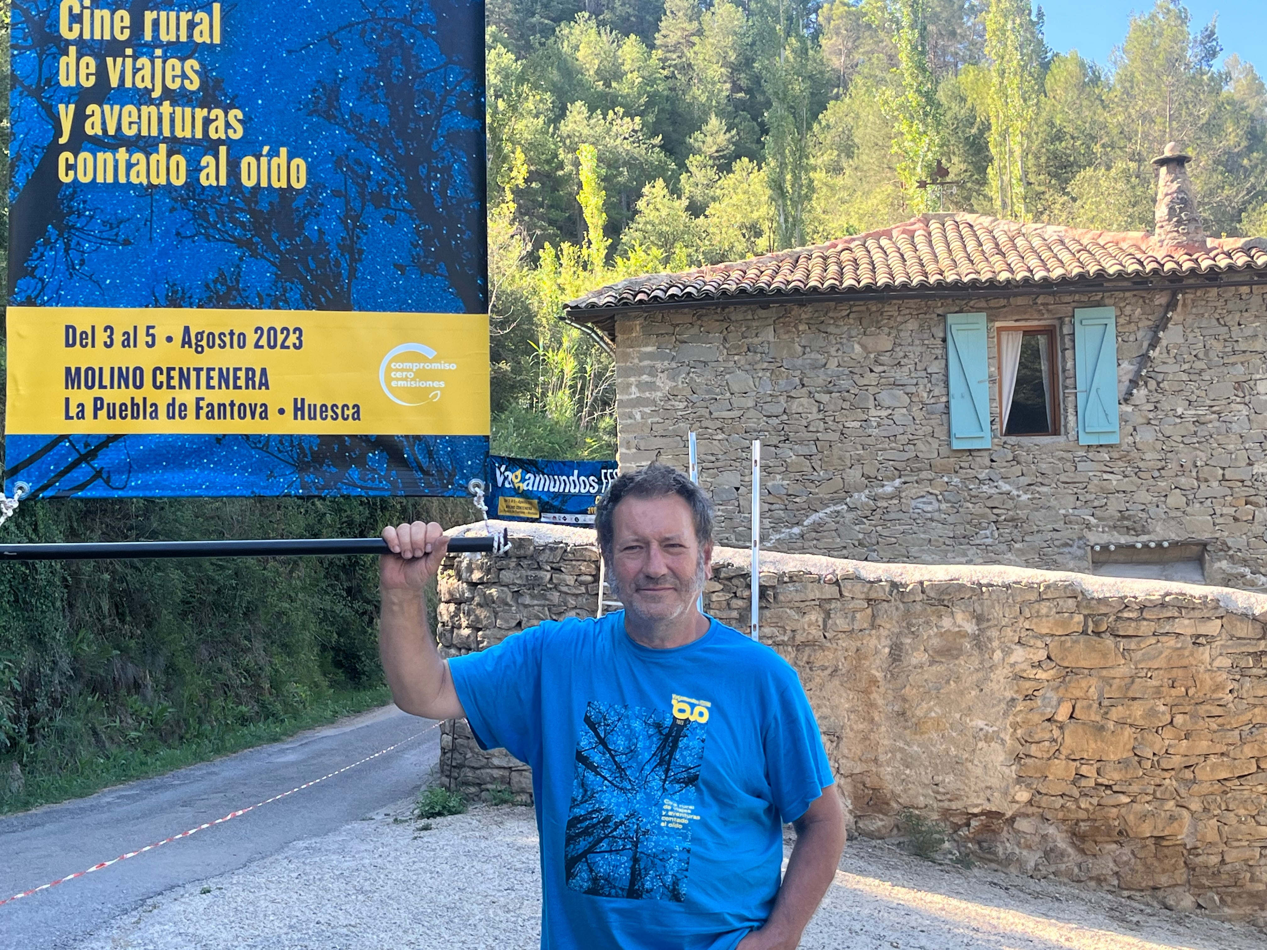 Javier Selva, ante la sede principal del Vagamundos Festival