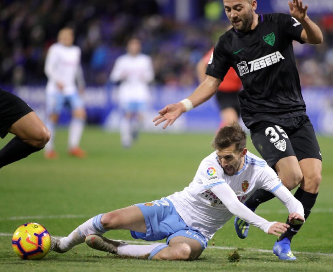 Alberto Benito despeja un balón en el último partido en La Romareda ante el Málaga