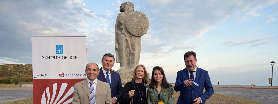 Inicio de rodaje del videoclip promocional del Camino Inglés de Santiago para el Xacobeo 2021 en el que participa la hermana de John Lennon, Julia Baird (c), y al que asistió el conselleiro de Cultura y Turismo, Román Rodríguez