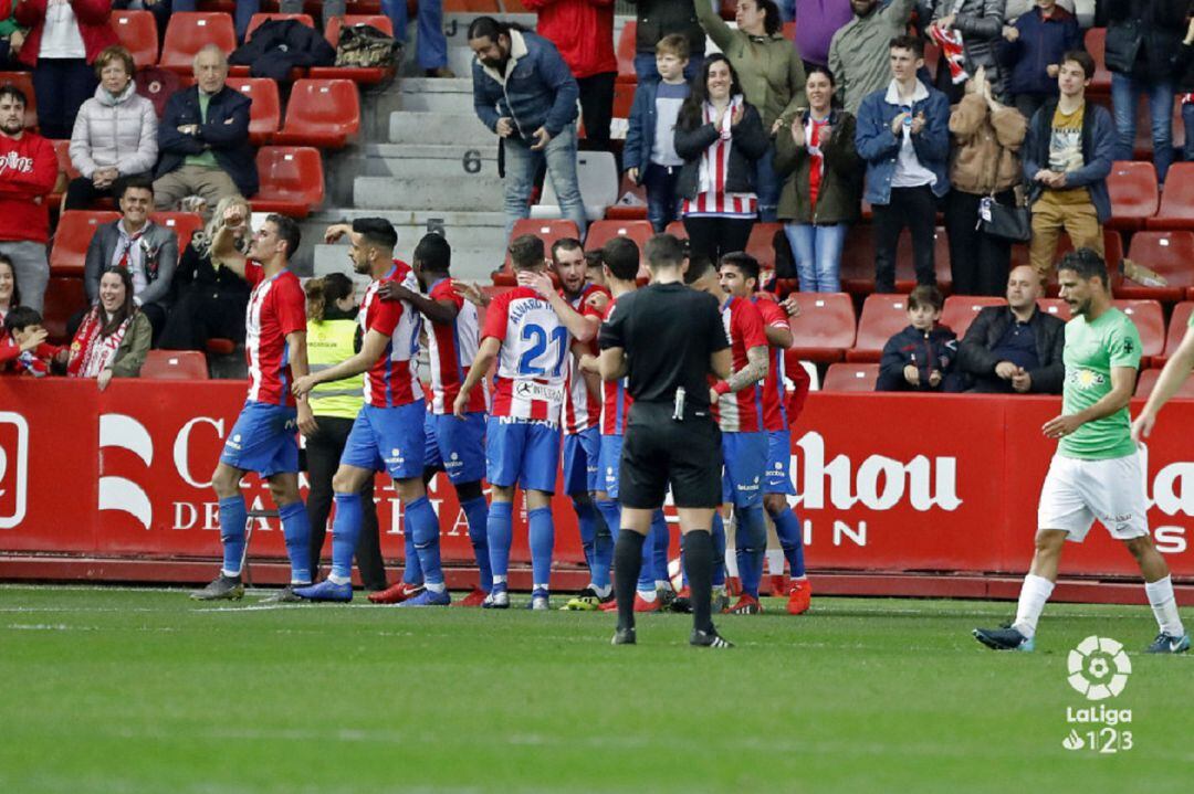 Los jugadores del Sporting celebran el gol ante el Almería.