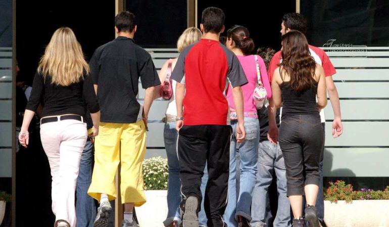Alumnos de un instituto a la entrada al centro escolar
