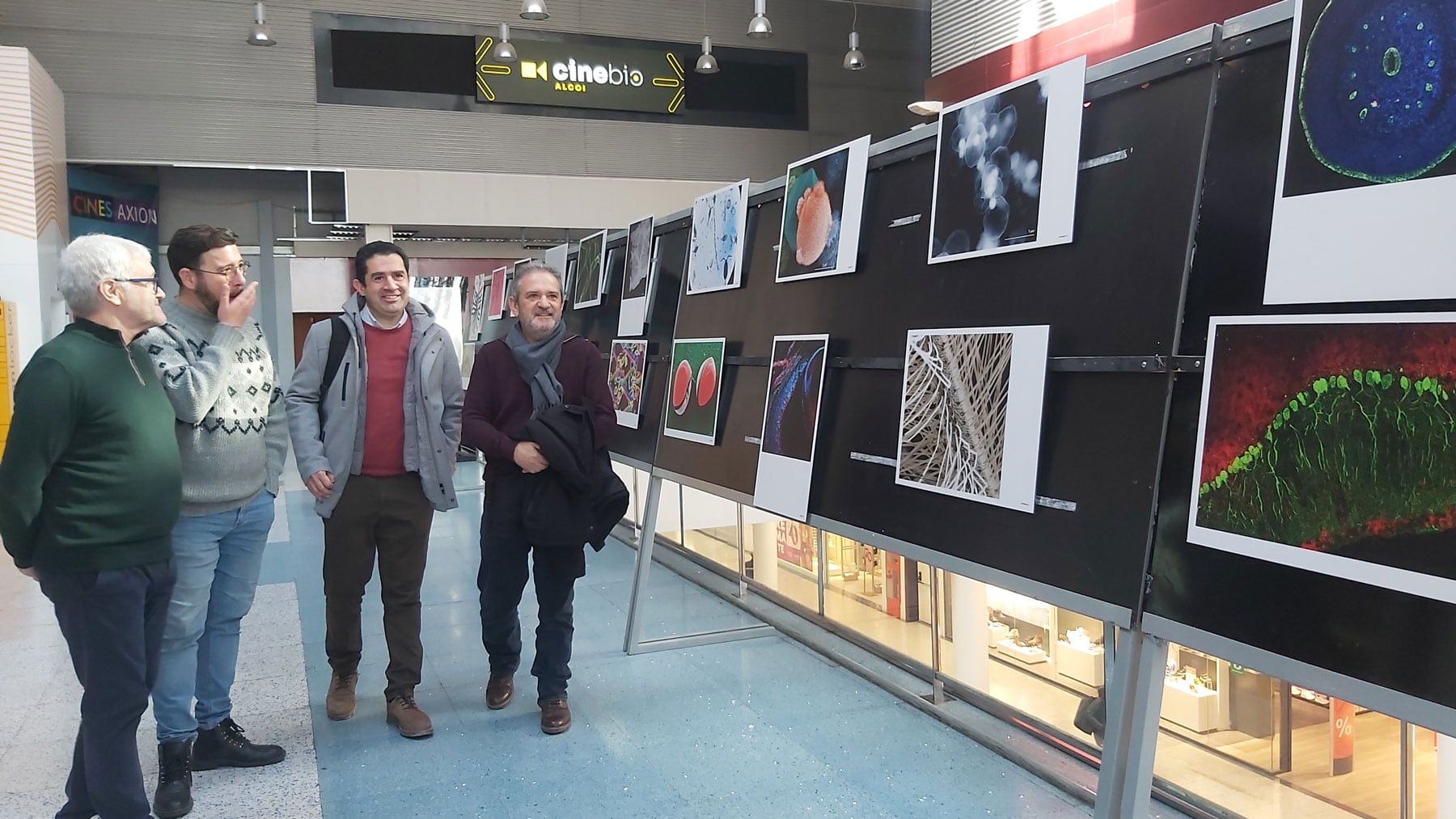 Las autoridades, acompañadas por el coordinador de la Semana de la Ciencia, recorriendo las fotografías expuestas