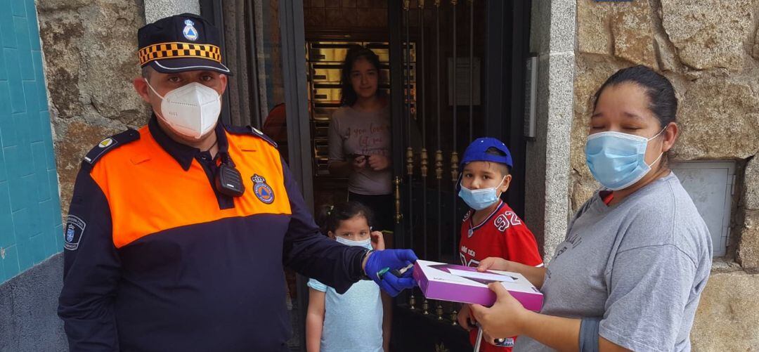 Reparto de tabletas a los alumnos y alumnas por parte de voluntarios