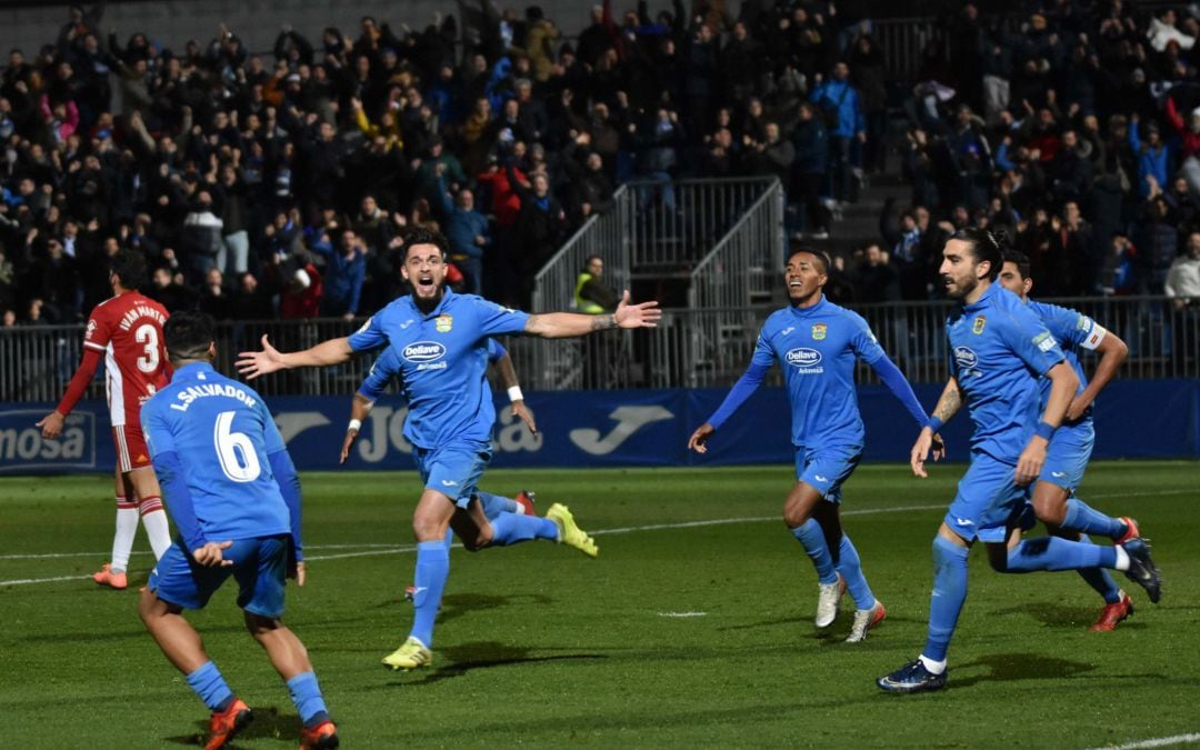 Glauder (centro) celebra uno de los goles ante la U.D. Almería la jornada pasada.