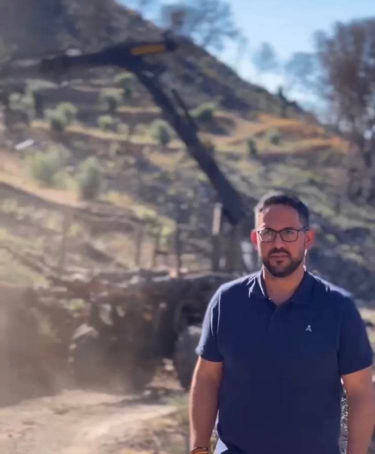 El alcalde de Los Guájares visita la zona afectada por el incendio forestal de hace un año