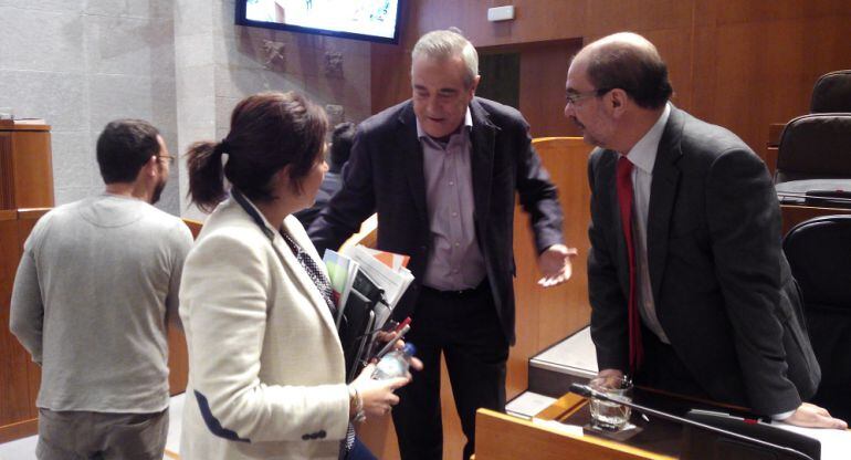 Susana Gaspar (Ciudadanos, a la izquierda), habla con Javier Sada (PSOE) y el presidente del Gobierno de Aragón, Javier Lambán