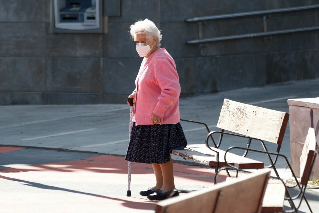 Una mujer pasea en Madrid.