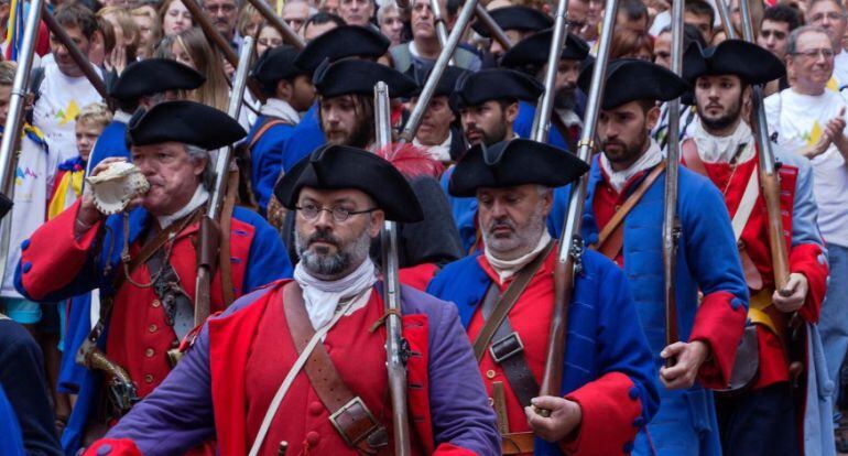 Una de les desfilades dels Miquelets de Catalunya, grup de recreació històrica de les tropes del general Moragues al 1.713