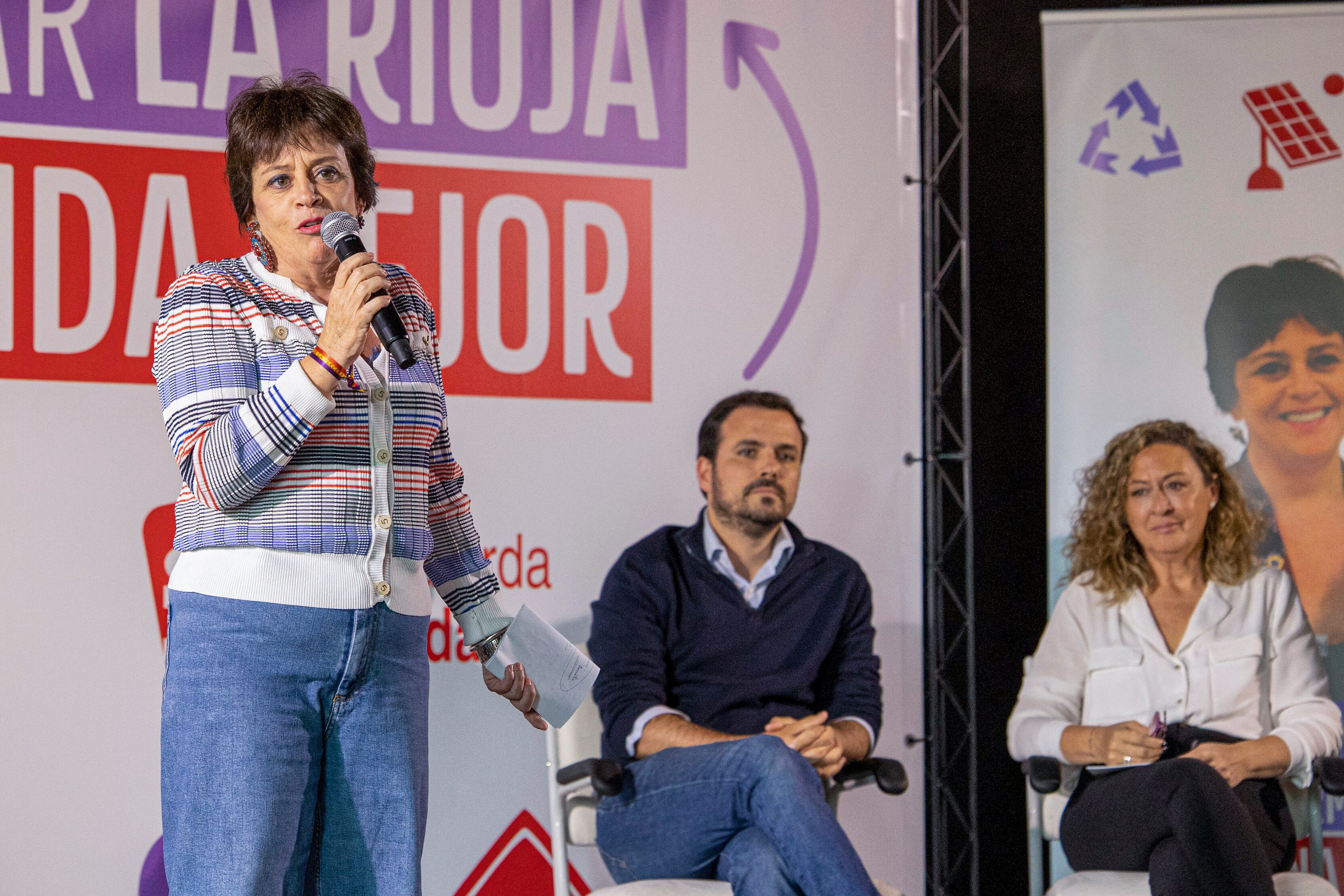 LOGROÑO, 13/05/2023.- La candidata de Podemos-IU a la Presidencia del Gobierno de La Rioja, Henar Moreno, en el acto de Podemos-IU celebrado este sábado en el Instituto de Educación Secundaria (IES) Sagasta de Logroño, en el que ha participado el coordinador federal de IU y ministro de Consumo, Alberto Garzón; y la candidata de esta coalición a la Alcaldía de Logroño, Amaia Castro.-EFE/Raquel Manzanares