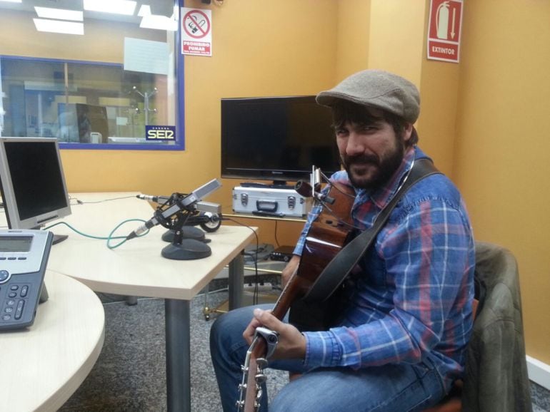 El cantante sevillano Alberto Romero, Albertucho, en los estudios de Radio Granada