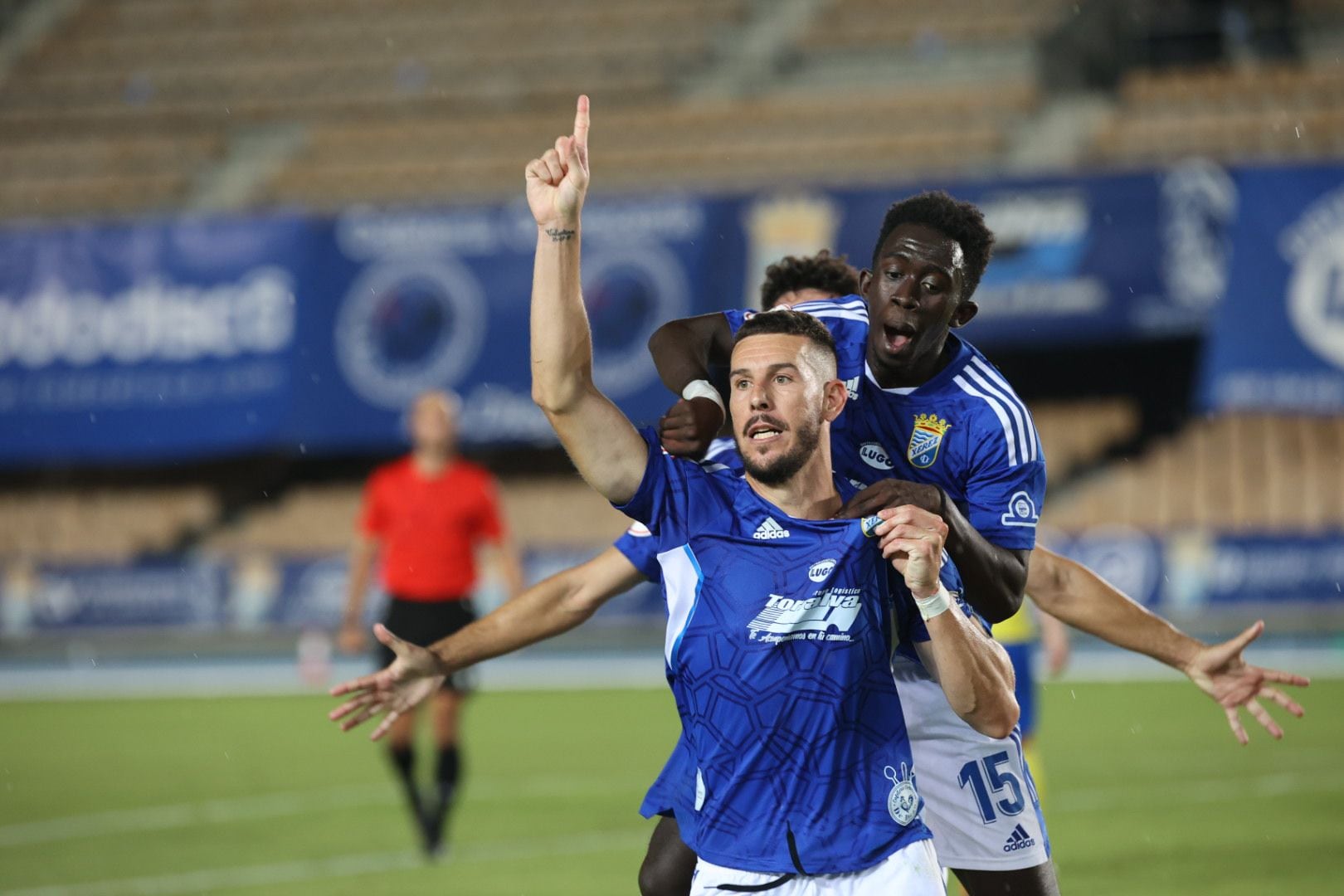 Álvaro Rey celebra apuntando al cielo el segundo gol ante el Coria