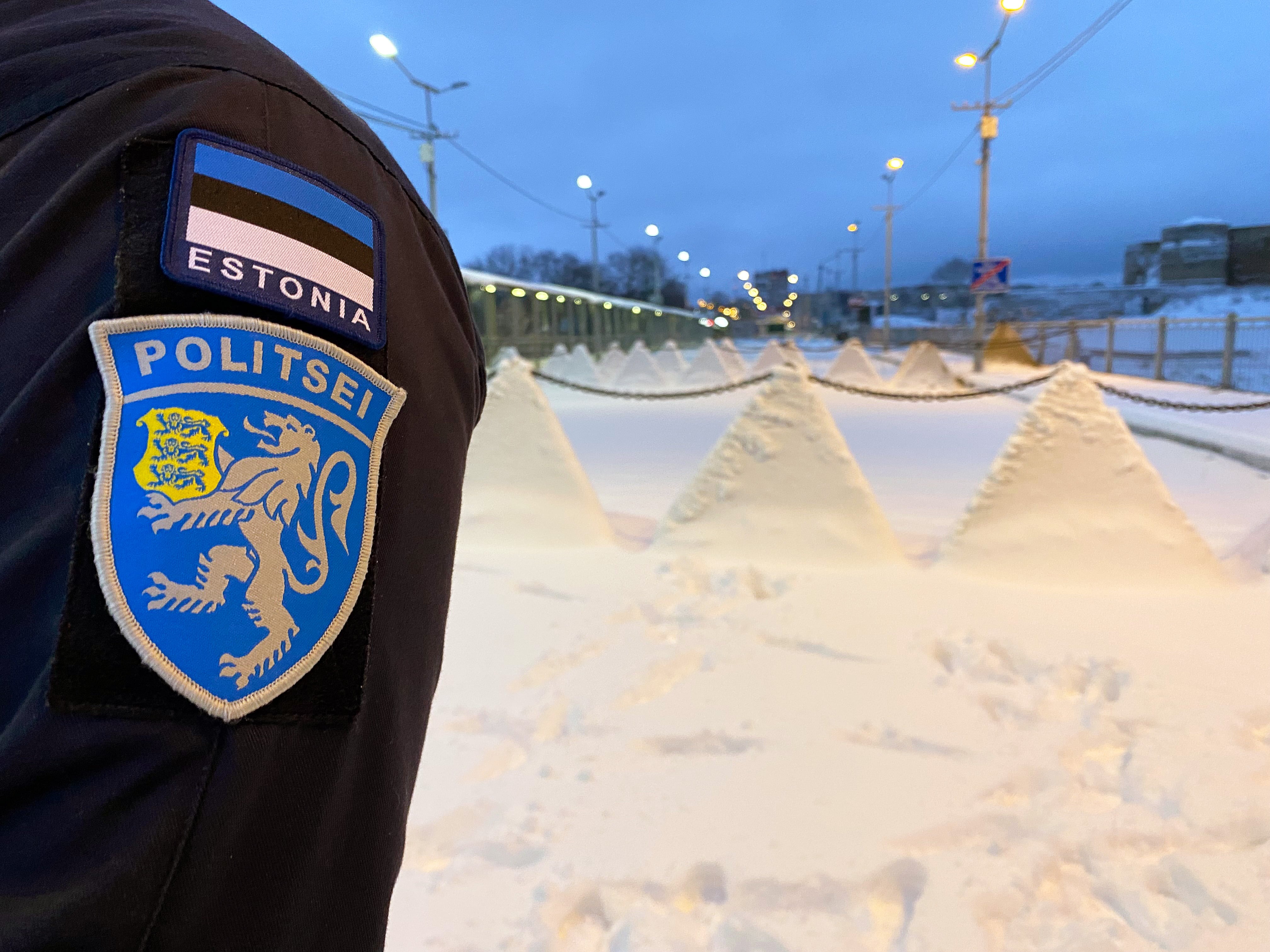 Un policía estonio en el puente fronterizo de la ciudad de Narva, que une a esta localidad con Rusia