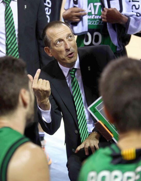 GRA081. BARCELONA, 02/11/2014.- El entrenador del FIATC Joventut, Salva Maldonado, da instrucciones a sus jugadores durante el partido correspondiente a la 5ª jornada de la liga ACB disputado hoy en el Palau Blaugrana de Barcelona. EFE/Toni Albir