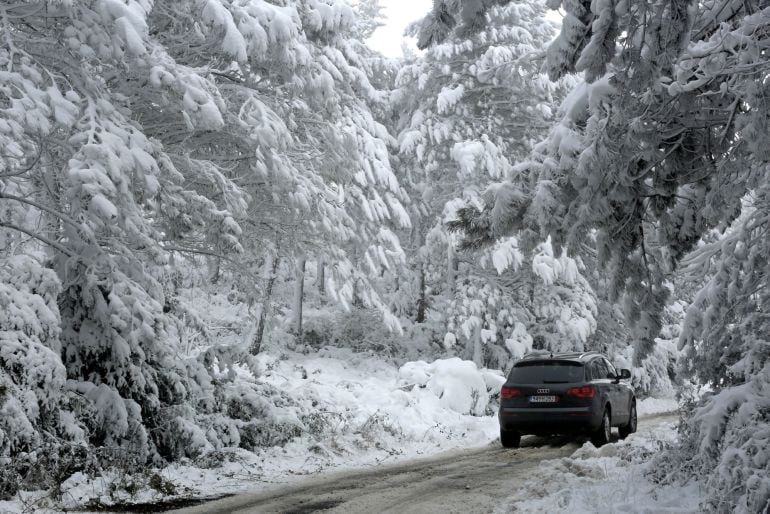  Un coche circula entre la nieve por el Alto de El Perdón en Navarra, comunidad donde la Agencia Estatal de Meteorología mantiene el aviso naranja por nevadas. 