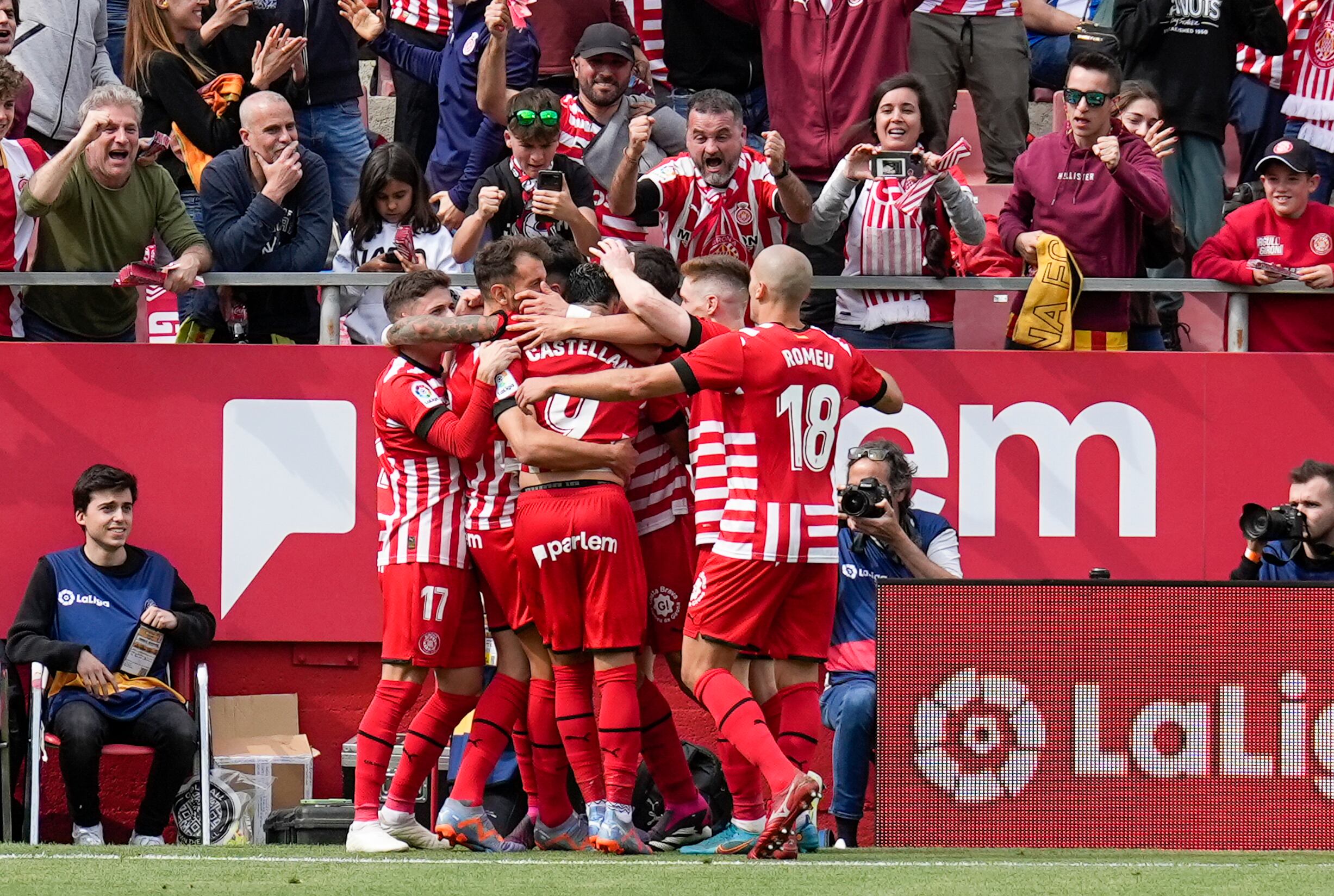 GIRONA, 01/04/2023.- El delantero del Girona Cristhian Stuani celebra con sus compañeros, su gol ante el Espanyol durante el partido de LaLiga Santander entre el Girona FC - RCD Espanyol, este sábado en el estadio municipal de Montilivi. EFE/David Borrat