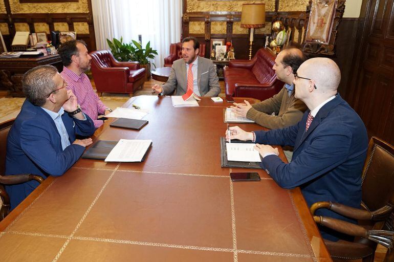 El alcalde de Valladolid se reúne con la Asociación de Usuarios del AVE. Fernando de Pedro (primero a la izquierda de Óscar Puente)