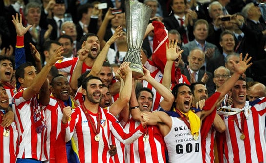 Los jugadores del Atlético de Madrid celebran con el trofeo la consecución de la Liga Europa tras la final disputada contra el Athletic Club de Bilbao, esta noche, en el estadio nacional de Bucarest