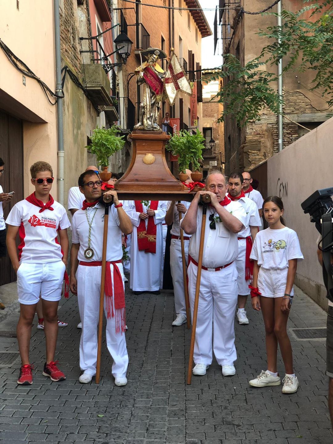 La procesión en honor a Santiago por las calles del casco antiguo de Tudela