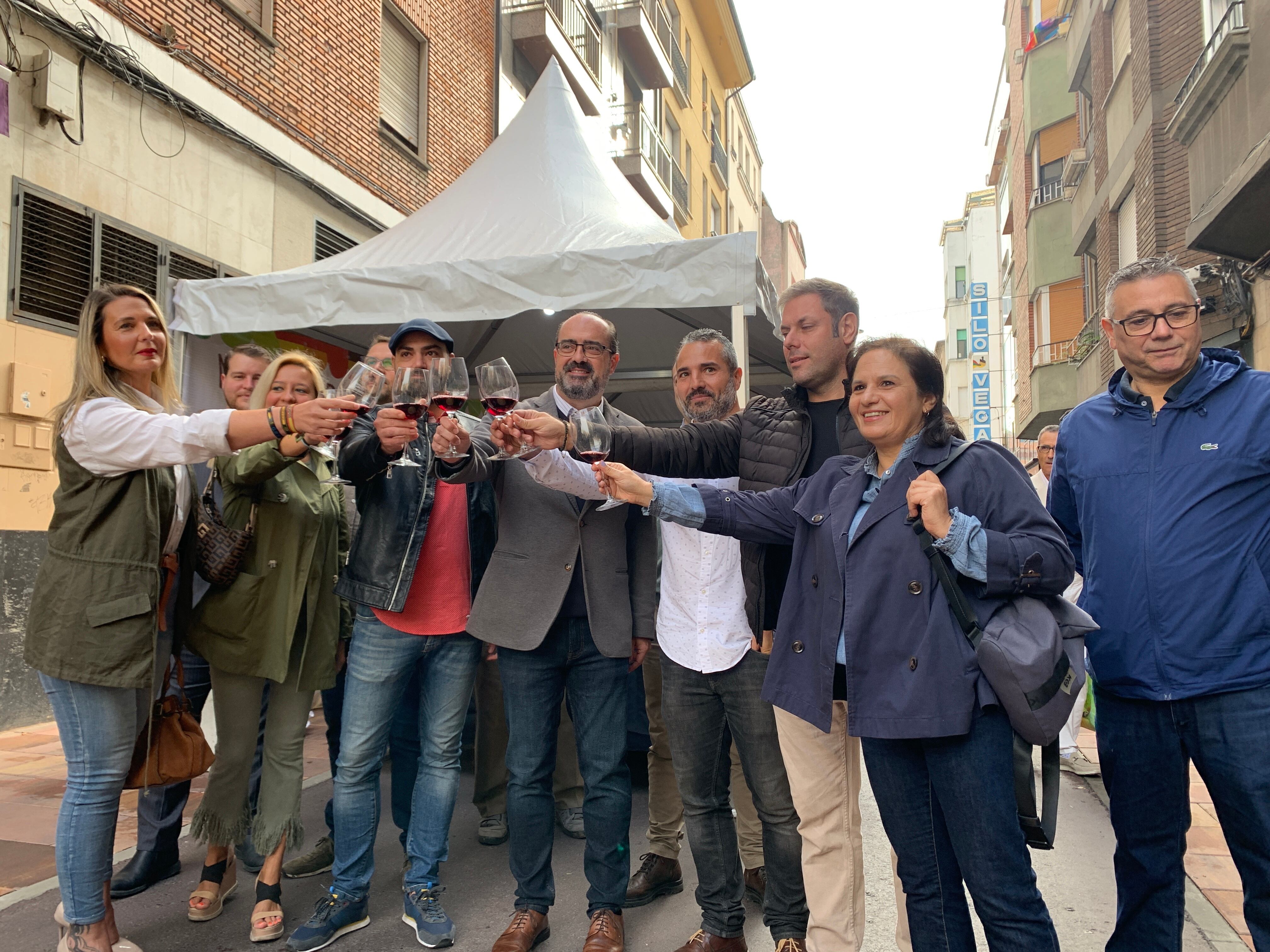 El alcalde de Ponferrada junto a concejales del equipo de gobierno  y de la oposición en la Calle Real de Ponferrada inaugurando el mercado de Otoño