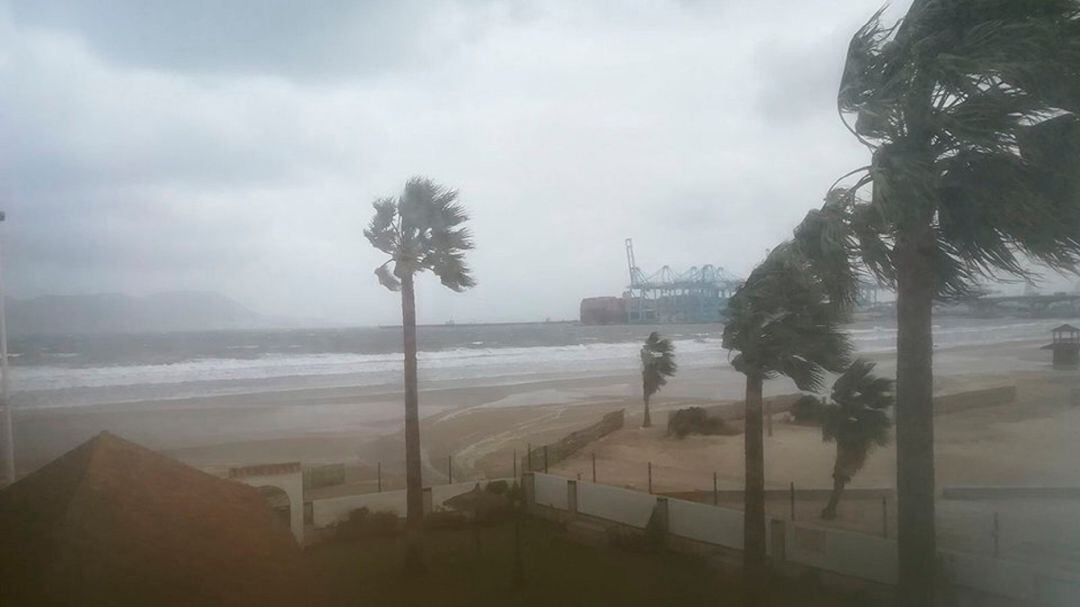 Temporal de levante en El Rinconcillo.