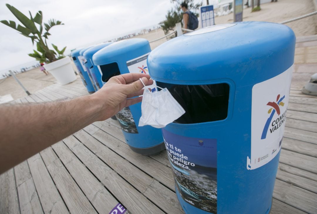Contenedores para la recogida de guantes y mascarillas