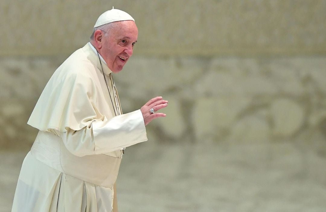 El papa Francisco llega a su audiencia general en el Aula Pablo VI en el Vaticano