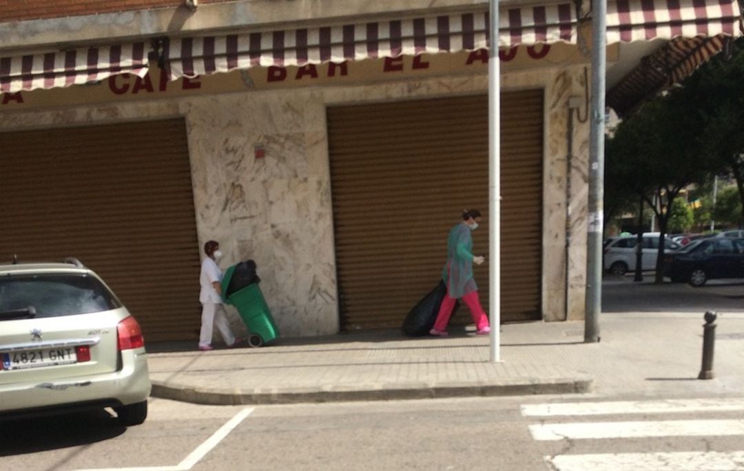 Los vecinos denuncian que las trabajadoras de la residencia del barrio de Algiròs, en València, sacan la basura arrastrando las bolsas por el suelo