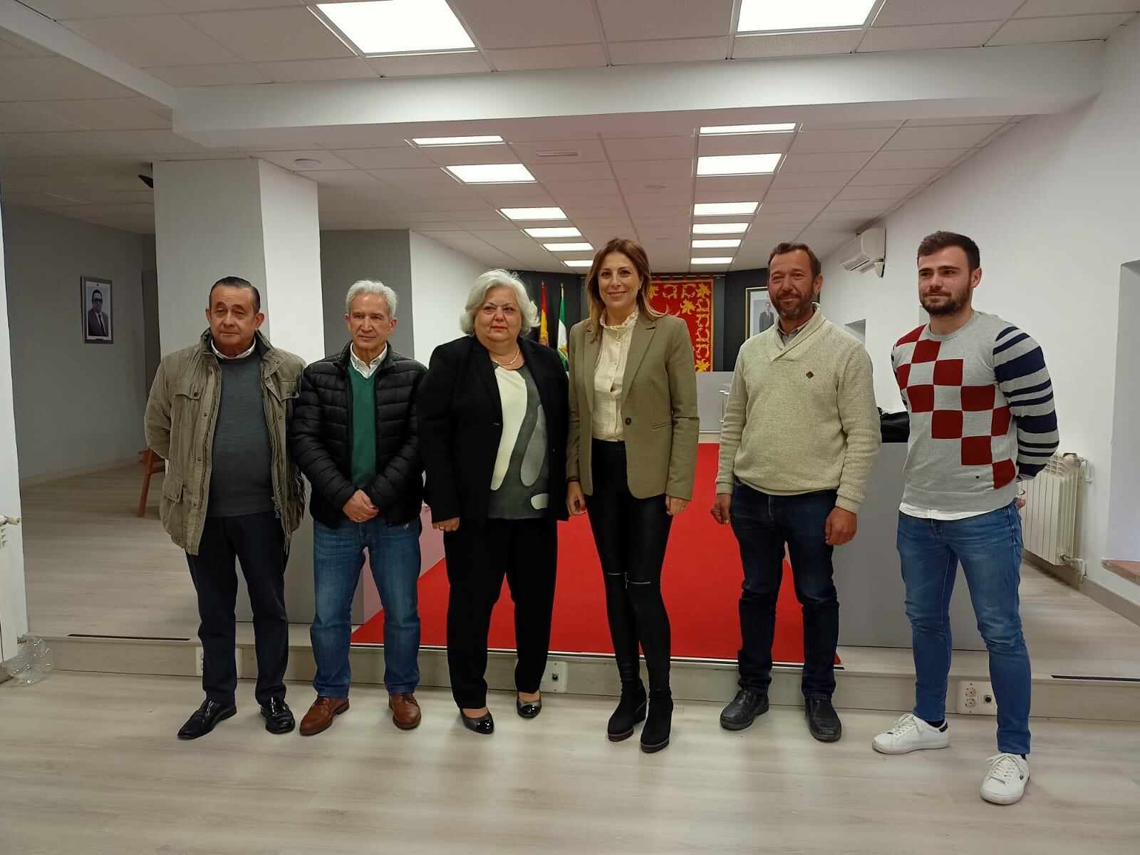 Foto de familia con los premiados por el Día del Trabajo en el salón de plenos del Ayuntamiento de Ronda