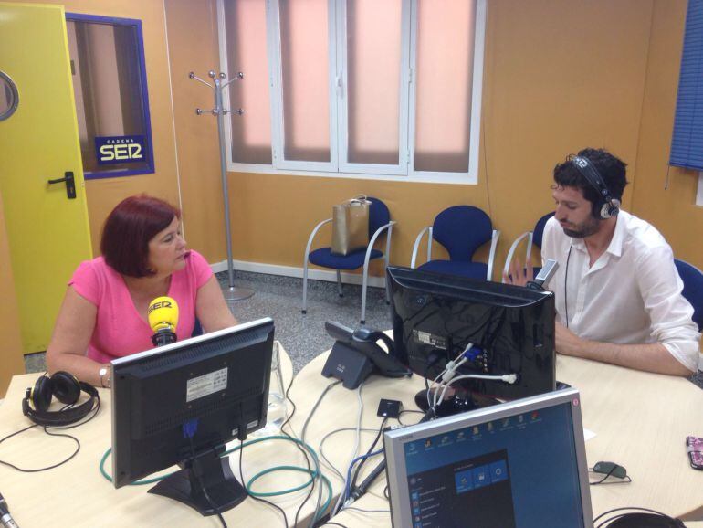 Elvira Ramón, entrevista por Enrique Árbol en los estudios de Radio Granada.