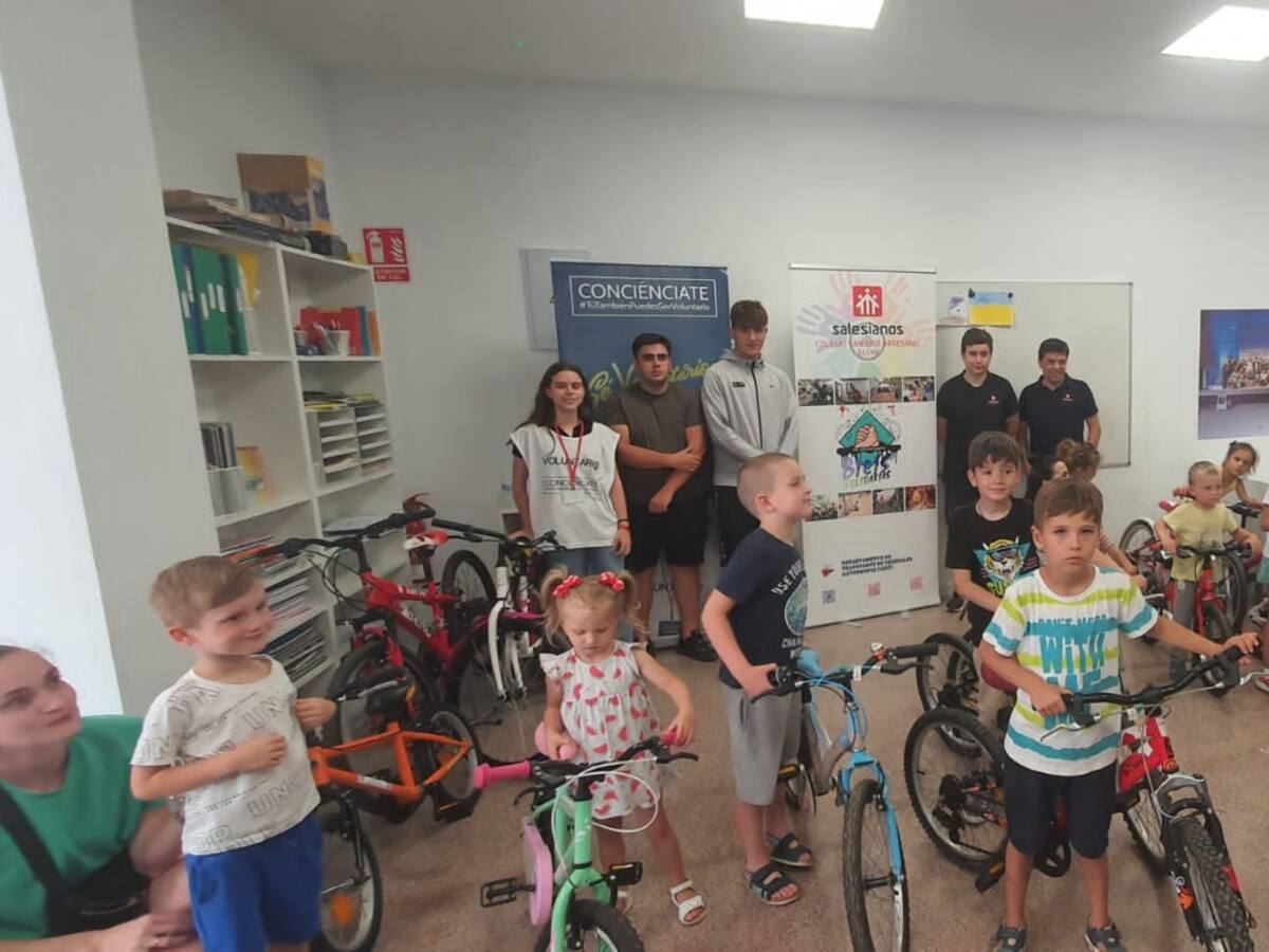 El proyecto "Bicis Solidarias" entrega 17 bicicletas a niñas y niños refugiados de Ucrania acogidos en Elche