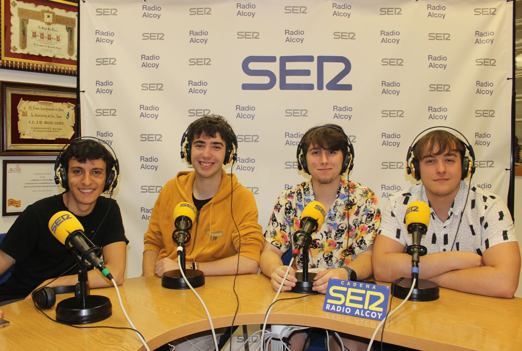 Pau Masià, Liberto Blanes, Robert Pérez y Néstor Cloquell, en el estudio central de Radio Alcoy