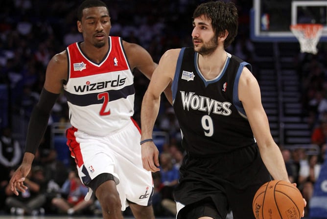 Ricky Rubio bota el balón ante John Wall