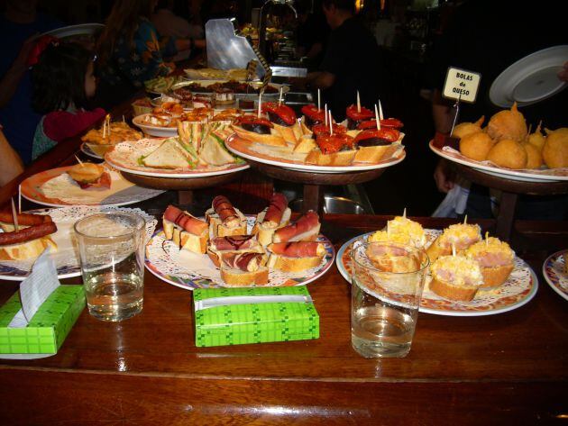 Espectacular barra con pintxos en un bar de casco viejo donostiarra