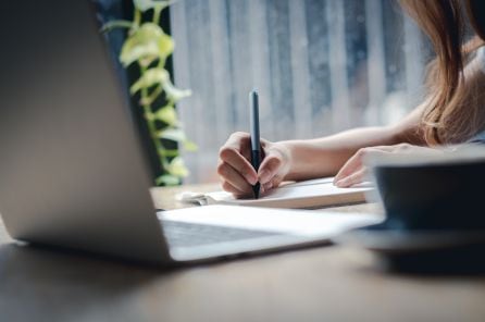 Mujer escribiendo una carta