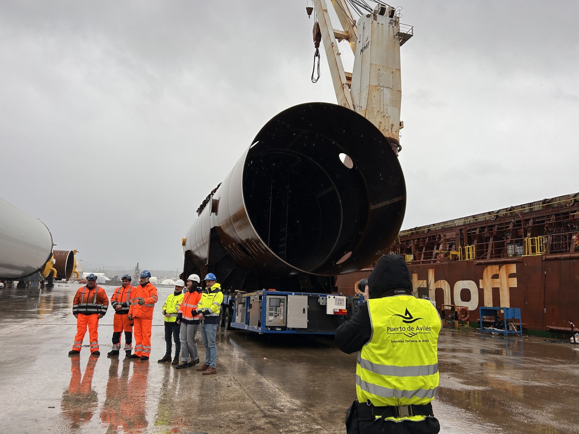 De izquierda a derecha: Juan Carlos Diaz, Enrique Canal y Pablo Ordoñez, integrantes del equipo de Logística de IDESA; Manuel EchevErría, jefe de Operaciones de la Autoridad Portuaria de Avilés; Sara Vega, jefa de Operaciones de Alvargonzález, y Eduardo Rodríguez, jefe de Logística de IDESA.