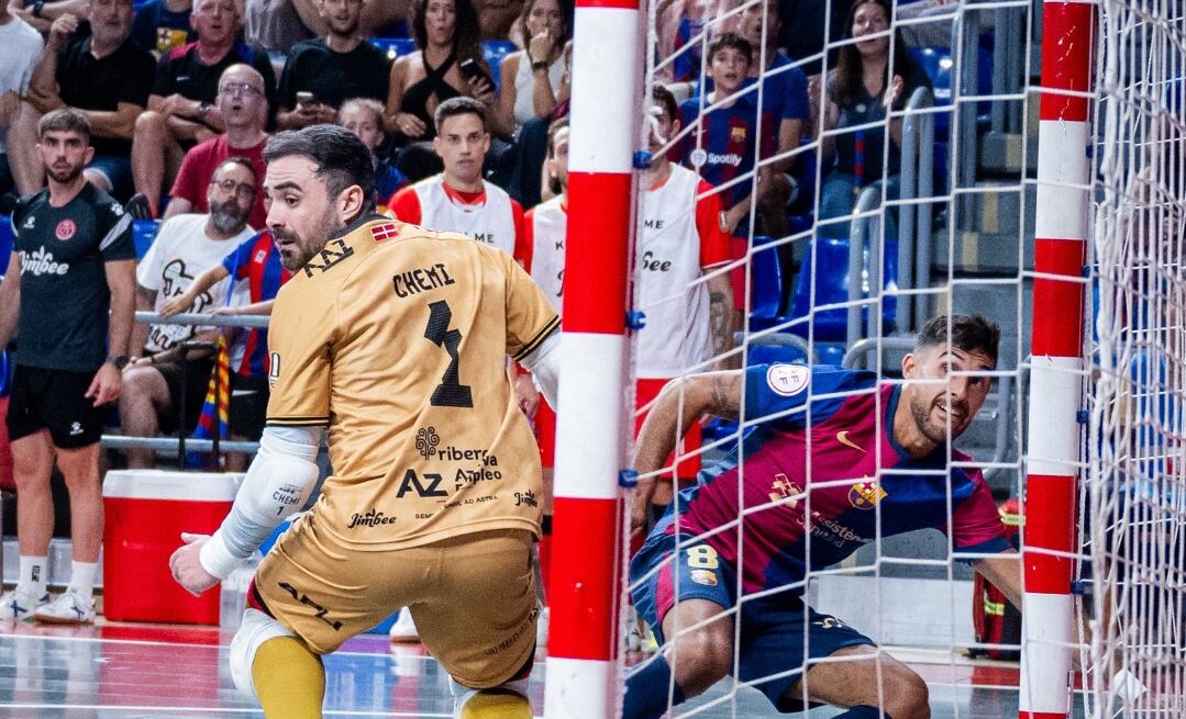 Xemi recibe uno de los goles del Barça