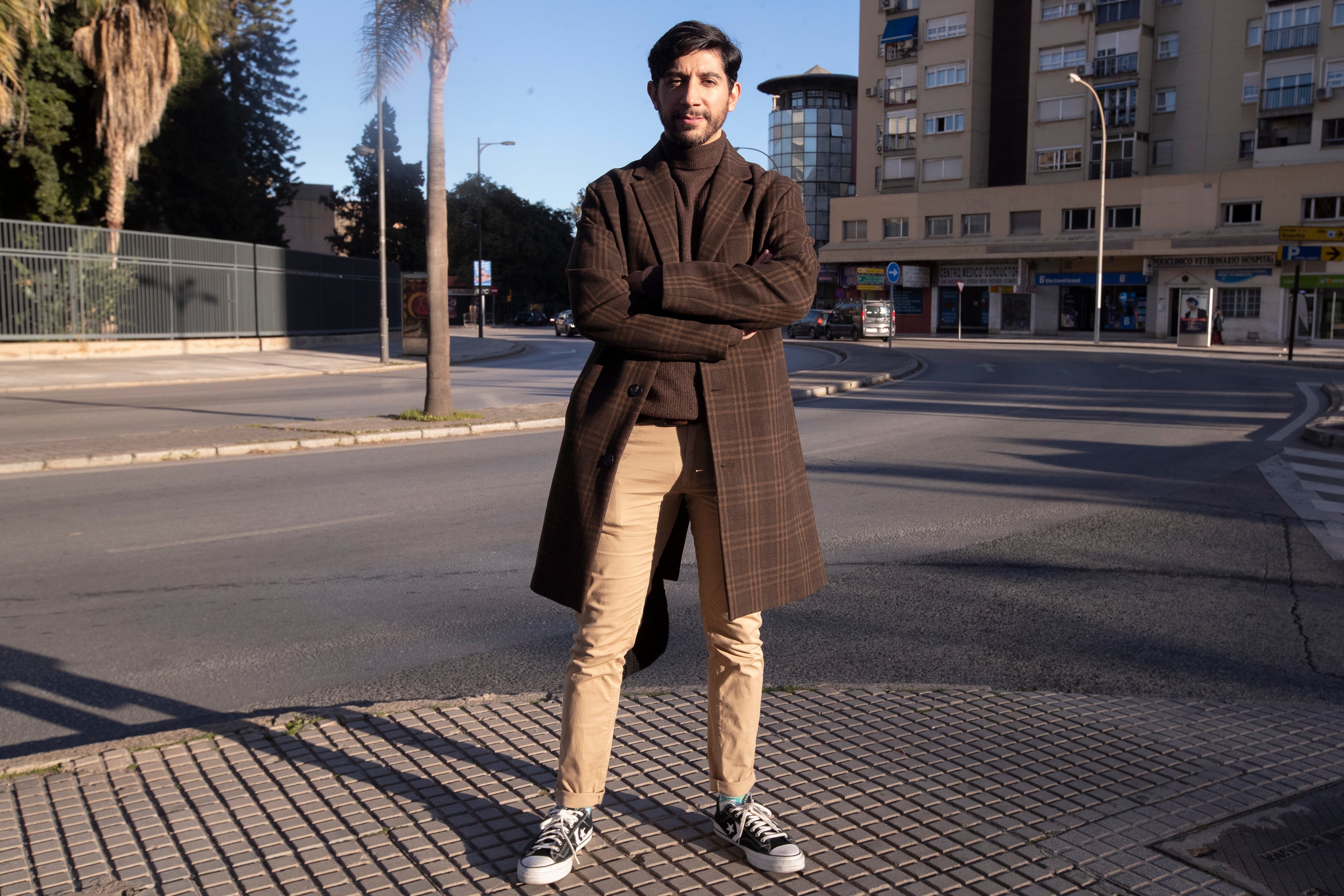 MÁLAGA, 05/02/2023.- Javi Ruiz, un malagueño de 32 años, profesor de secundaria en un instituto de Benalmádena, posa durante una entrevista para EFE, sobre la incapacidad de acceder a una vivienda, de alquiler o venta en Málaga. No pueden alquilar y mucho menos comprar. Los jóvenes españoles afrontan con rabia, frustración e indignación las dificultades que tienen para acceder a una vivienda, un problema que se ha agravado en los últimos años en ciudades como Barcelona, Madrid o Málaga, donde solo en 2022 las rentas se han disparado más de un 31 %. EFE/ Jorge Zapata
