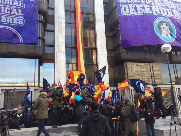 Concentracion frente al edificio ocupado