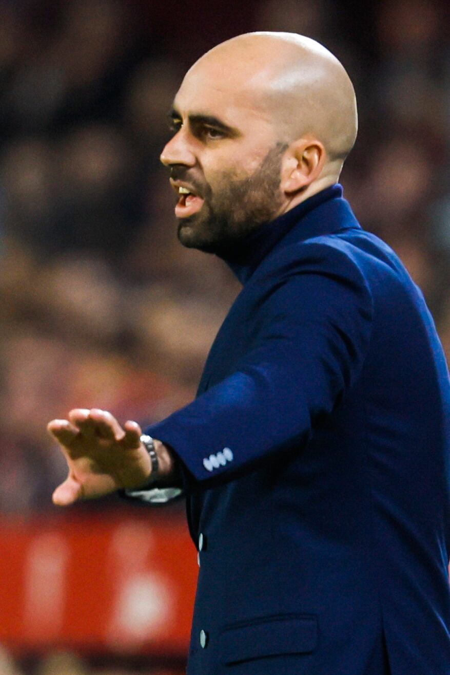 Sevilla, 14/12/2024.- El entrenador del Celta Claudio Giráldez durante el encuentro correspondiente a la jornada 17 de Laliga EA Sports que disputan hoy sábado Sevilla y Celta en el estadio Sánchez-Pizjuán de Sevilla. EFE/José Manuel Vidal.
