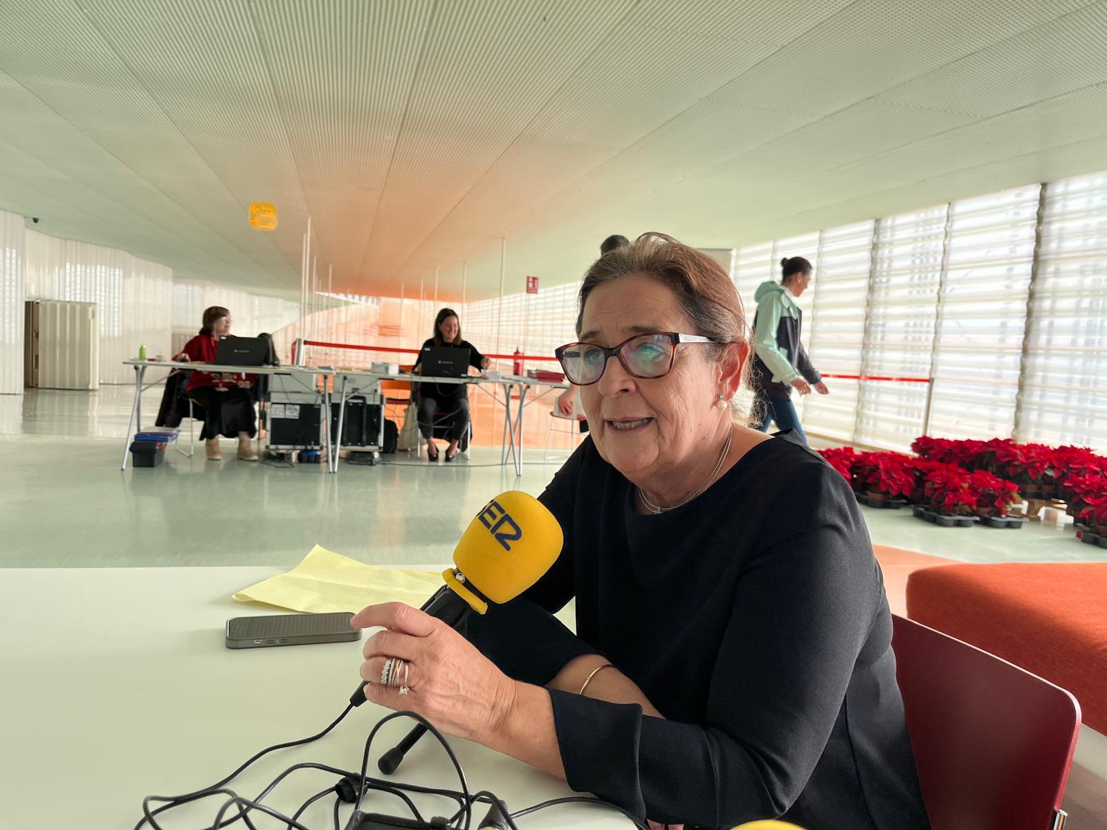 Toñi Gómez con el micrófono de la Cadena SER