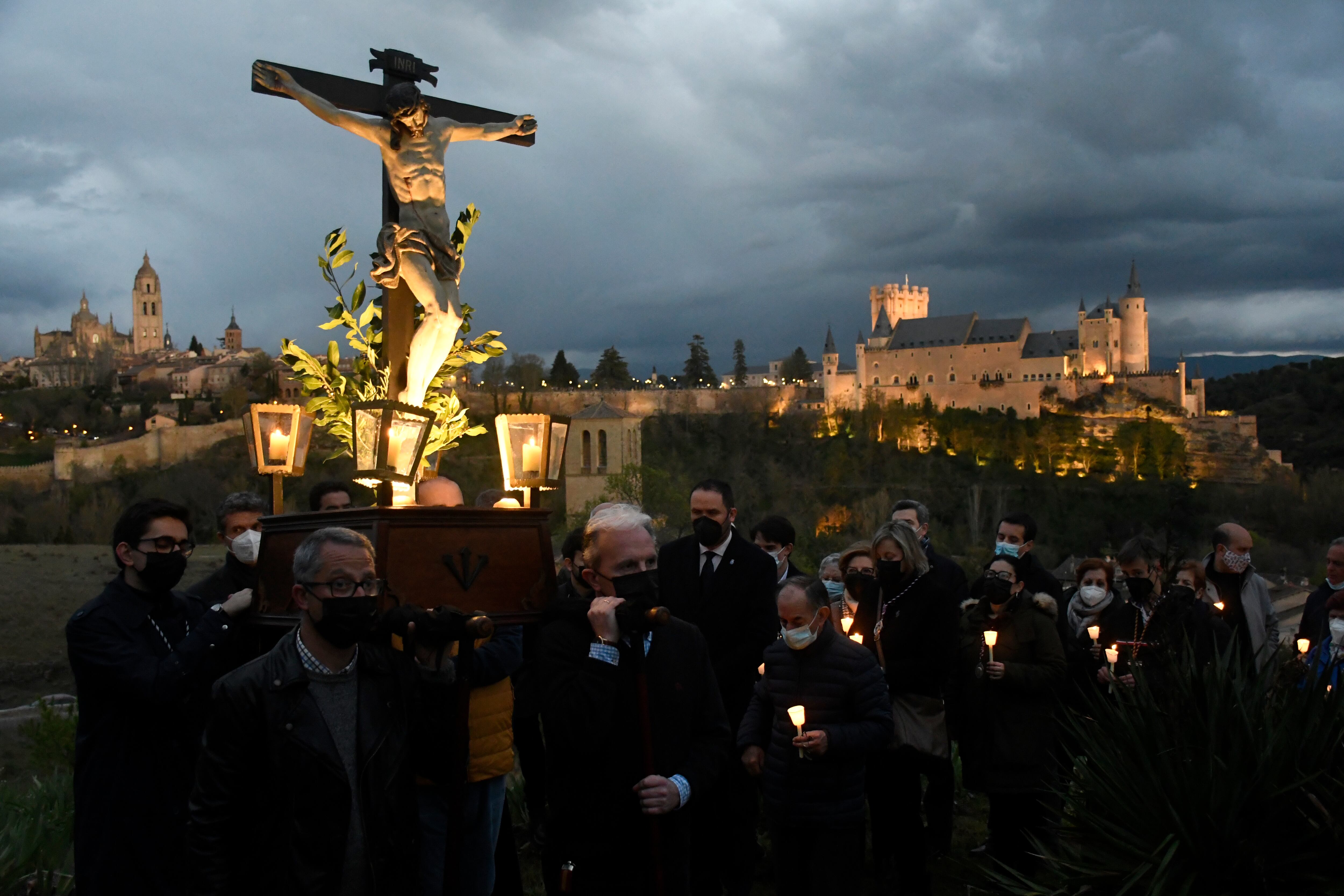 GRAF9901. SEGOVIA, 13/04/2022.- Momento del vía crucis celebrado esta tarde en el huerto del monasterio de los padres carmelitas, donde descansan parte de los restos de su fundador, San Juan de la Cruz, en el que se saca en andas una imagen del Cristo de la Buena Muerte, del siglo XVII. EFE/PABLO MARTÍN