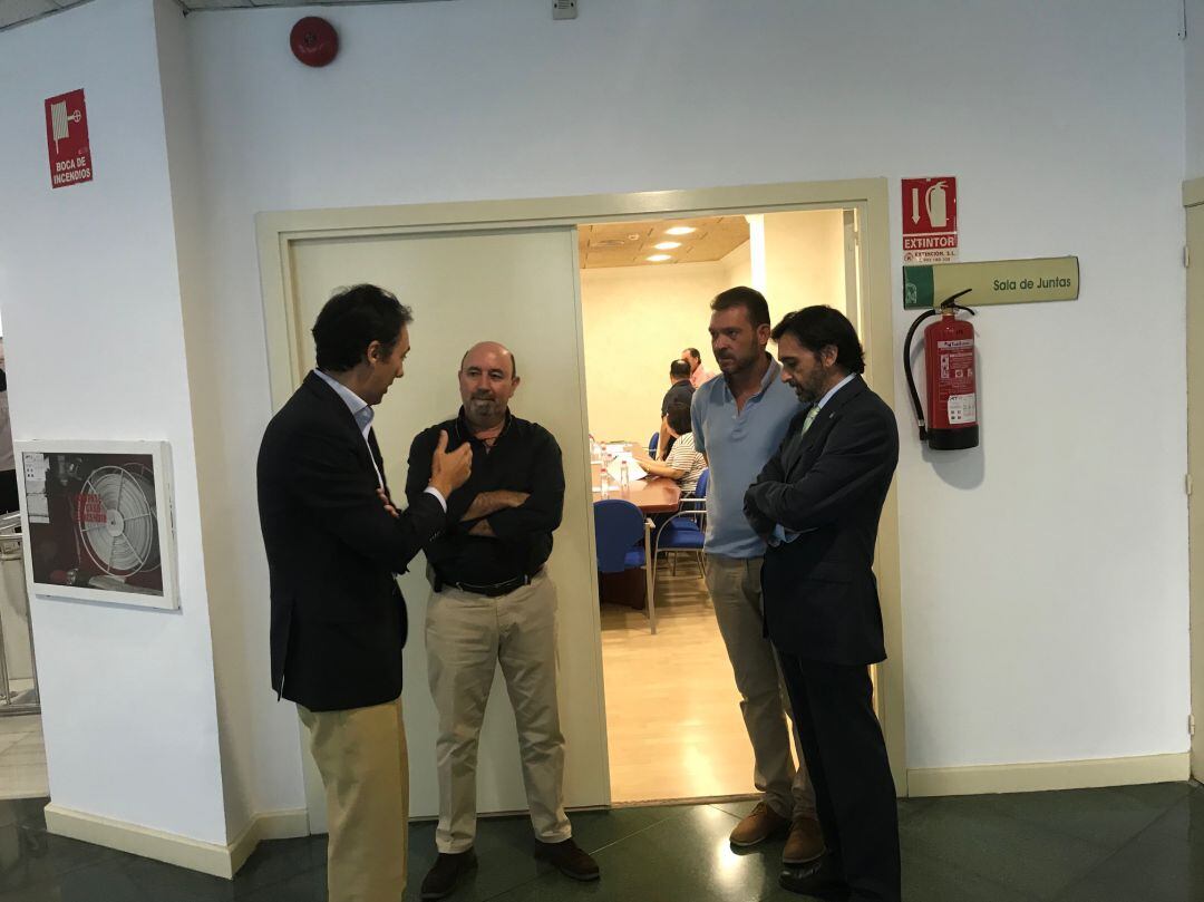 Mario Azañón, Manuel Salazar, Miguel Ángel Salazar y Francisco Joaquín Martínez en momentos previos a la reunión. 