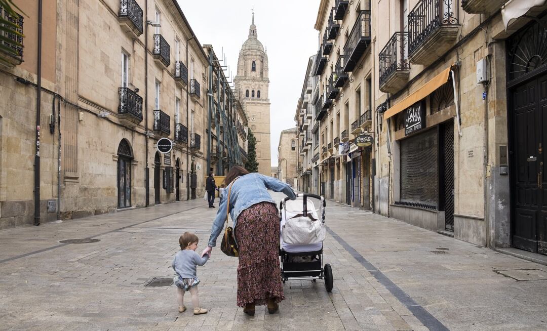 Imagen de archivo. Las calles de Salamanca registran los primeros paseos de niños desde este domingo 26 de abril