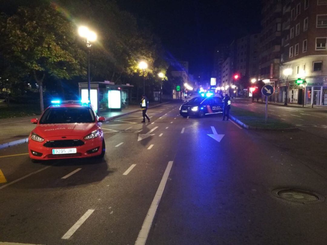 Uno de los controles de la Policía Local junto a la Nacional. 