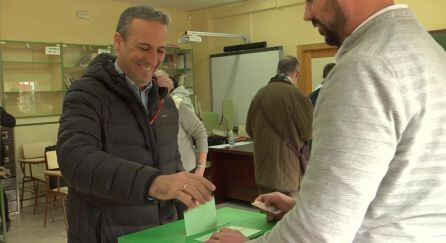 El alcalde de Cazorla, Antonio José Rodriguez en el momento de votar