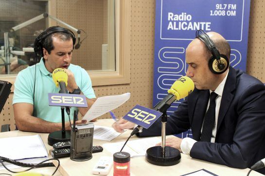 Gabriel Echavarri,alcalde de Alicante en los estudios de Radio Alicante SER