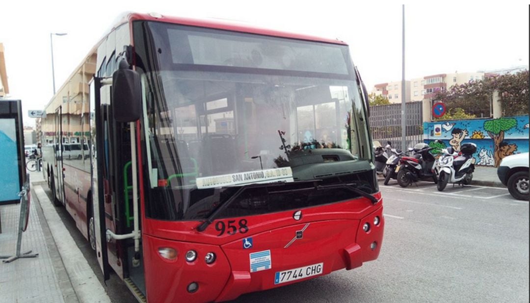 Autobús de transpore regular estacionado junto al CETIS