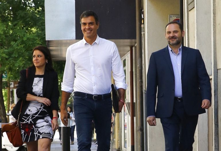 Pedro Sánchez (c), reelegido en primarias como secretario general del PSOE, acompañado por los diputados Adriana Lastra y José Luis Ábalos, a su llegada a Ferraz