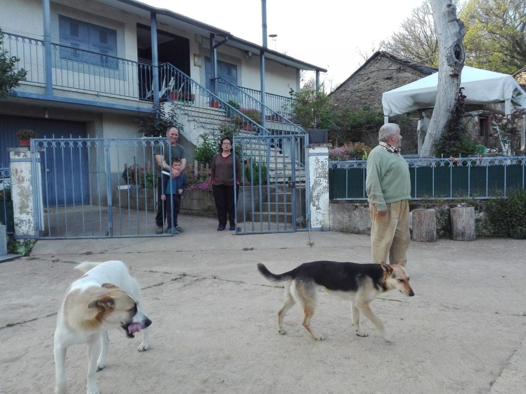 Los vecinos de Monterrubio, Pepe en primer plano, y Maria Socorro y Ángel con su hijo