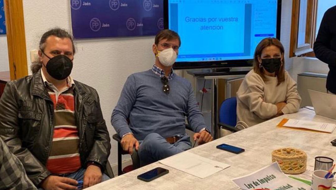 Luis Ruiz, presidente de Ciudadanos por Jaén, en el centro, durante una reunión con concejales del PP de Jaén.